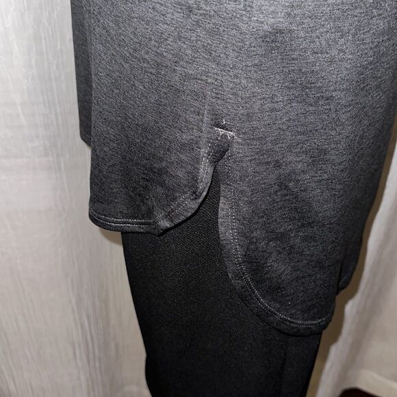 Reebok M Charcoal Gray Silver Logo Short Sleeve High Low Athletic Tee - Picture 8 of 11